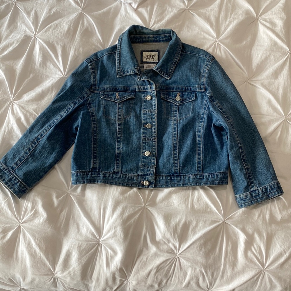 Light blue denim cropped jean jacket-worn look. Great silver button detail